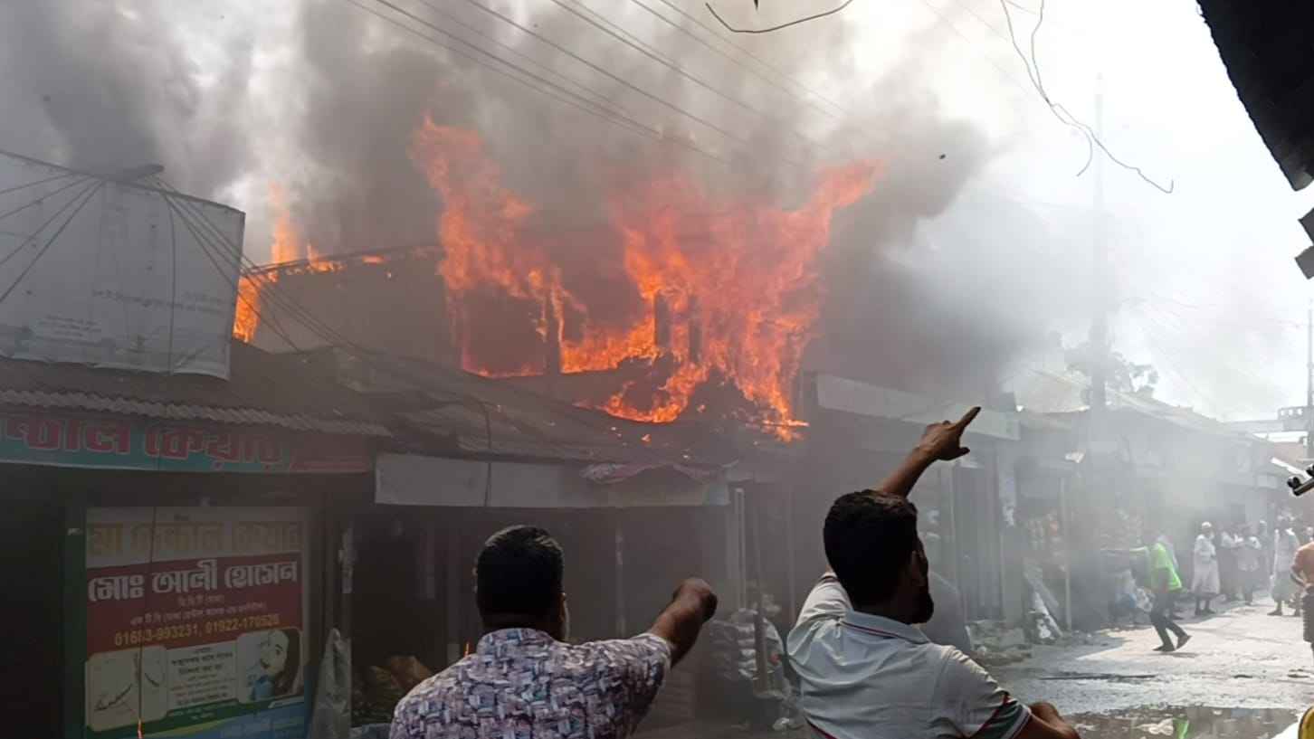 শরীয়তপুরে আগুনে পুড়ল ৯ দোকান