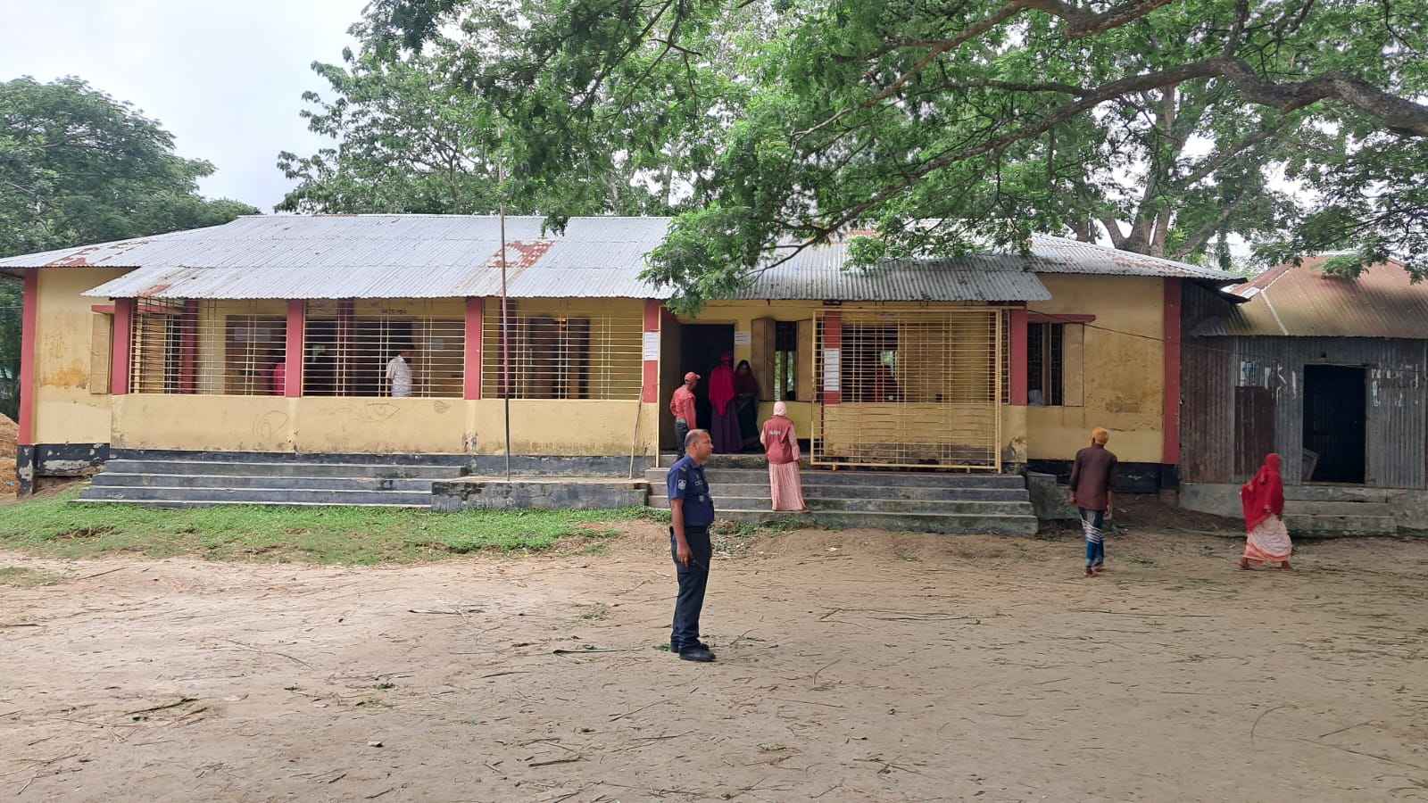 করিমগঞ্জে প্রতিপক্ষ প্রার্থীদের কেন্দ্রে ঢুকতে না দেওয়ার অভিযোগ