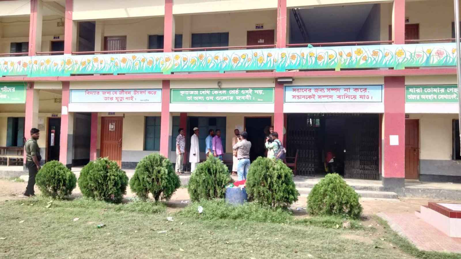 ঝিকরগাছায় দেড় ঘণ্টায় ৩২ ভোট