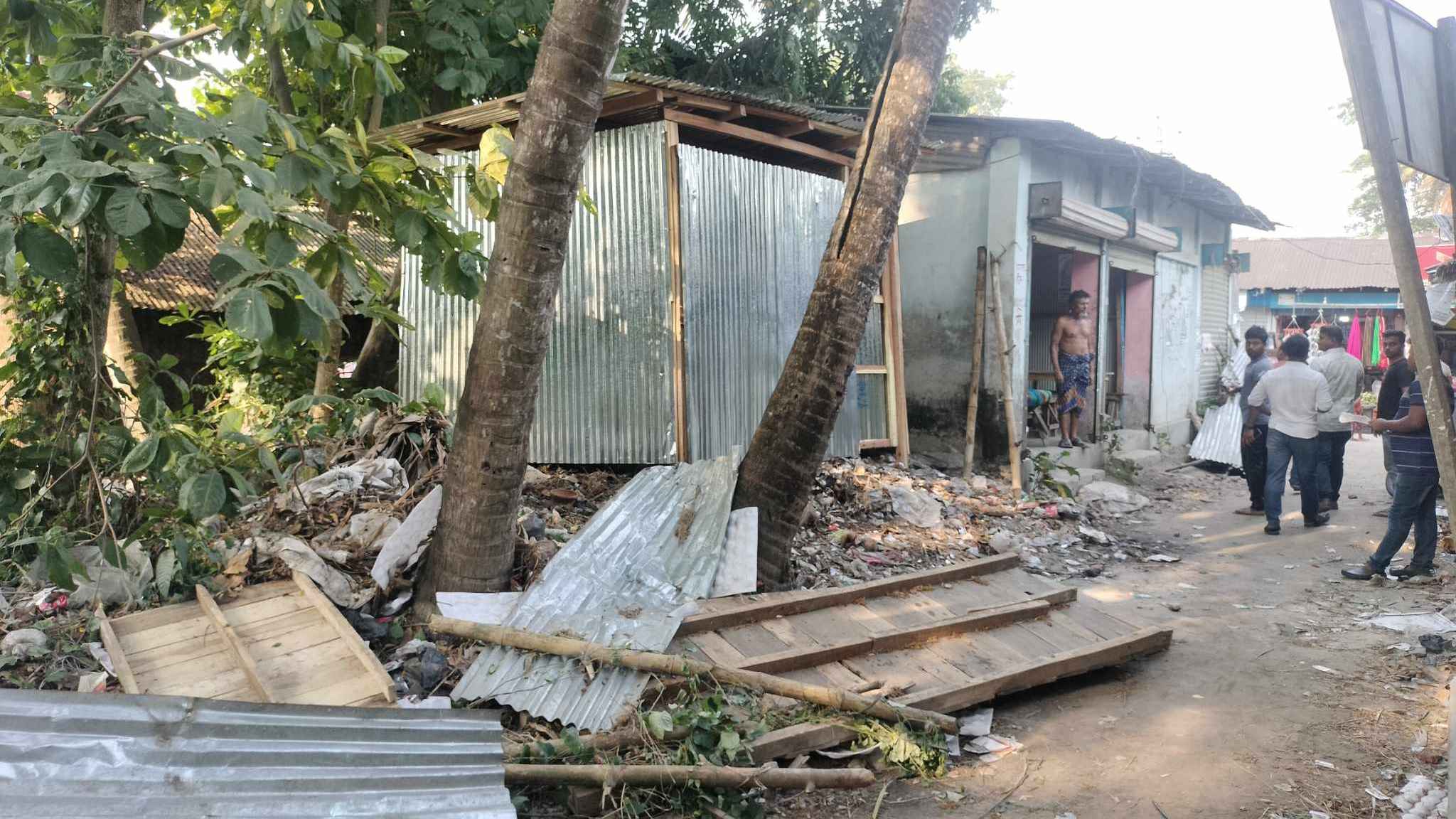 রাতের আঁধারে হামলা, বিরোধপূর্ণ জমিতে ঘর স্থাপনের অভিযোগ