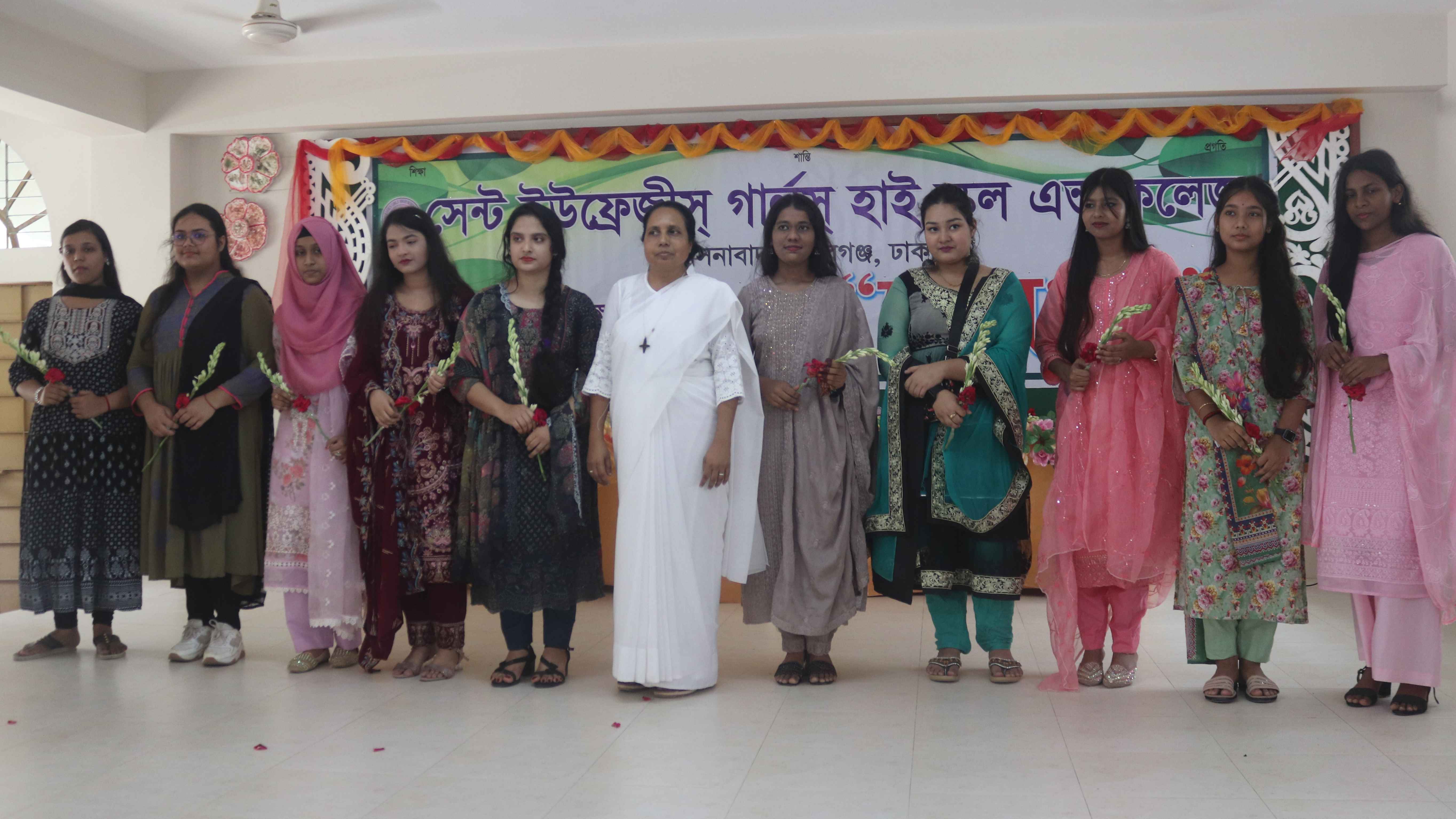 নবাবগঞ্জের সেন্ট ইউফ্রেজীস্ স্কুলের কৃতি শিক্ষার্থীদের সংবর্ধনা