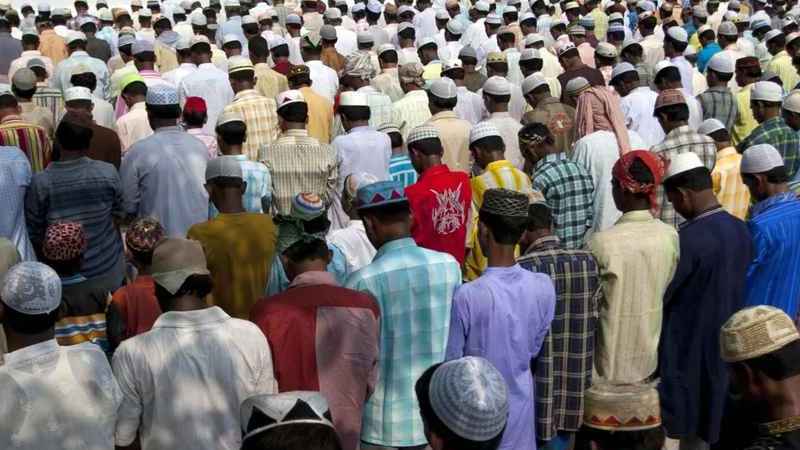 ইকামতের আগে দাঁড়িয়ে যাওয়া কি বিদআত?