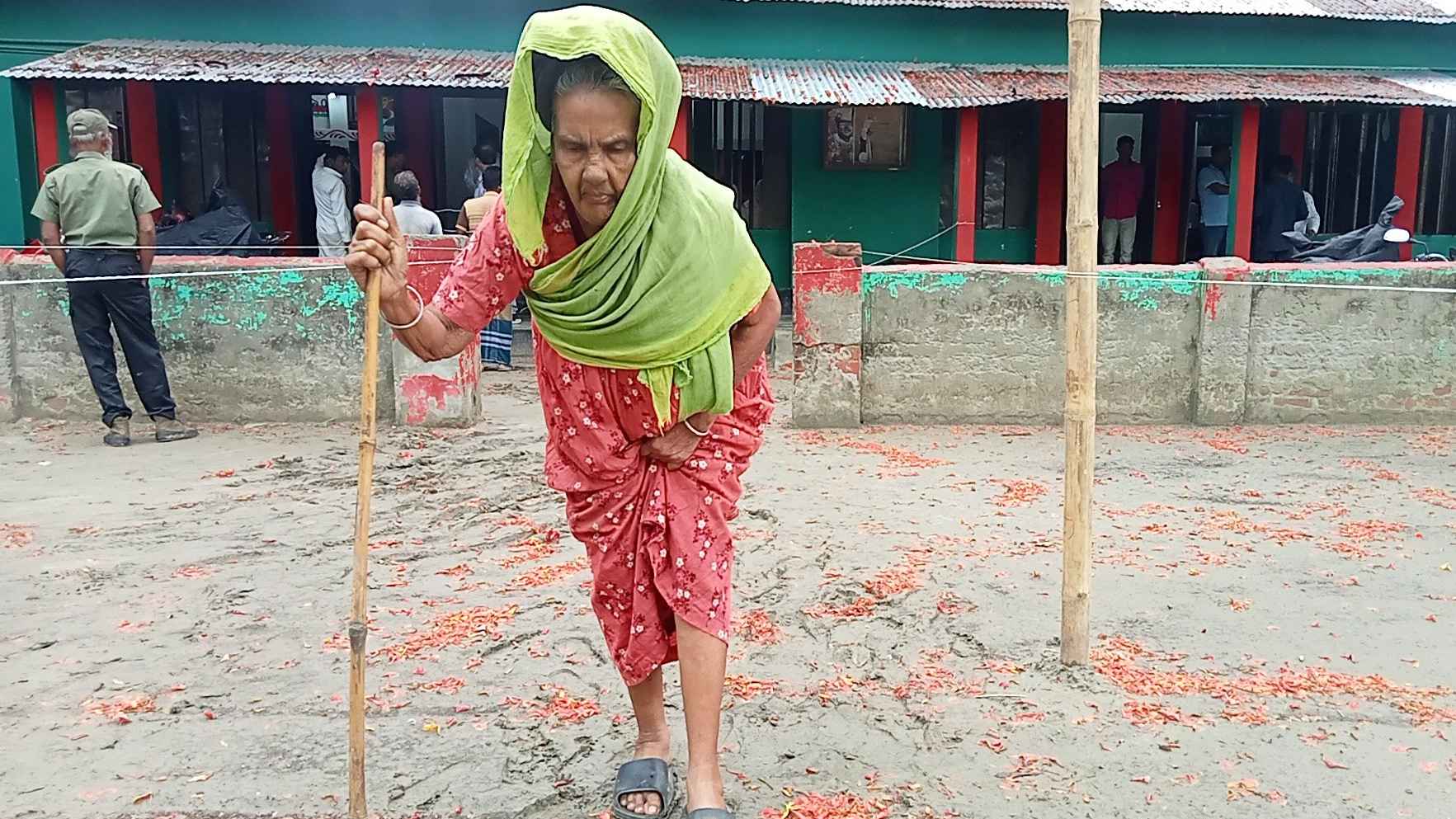 লাঠিতে ভর দিয়ে এসে ভোট দিলেন ৯০ বছরের বৃদ্ধা মনি