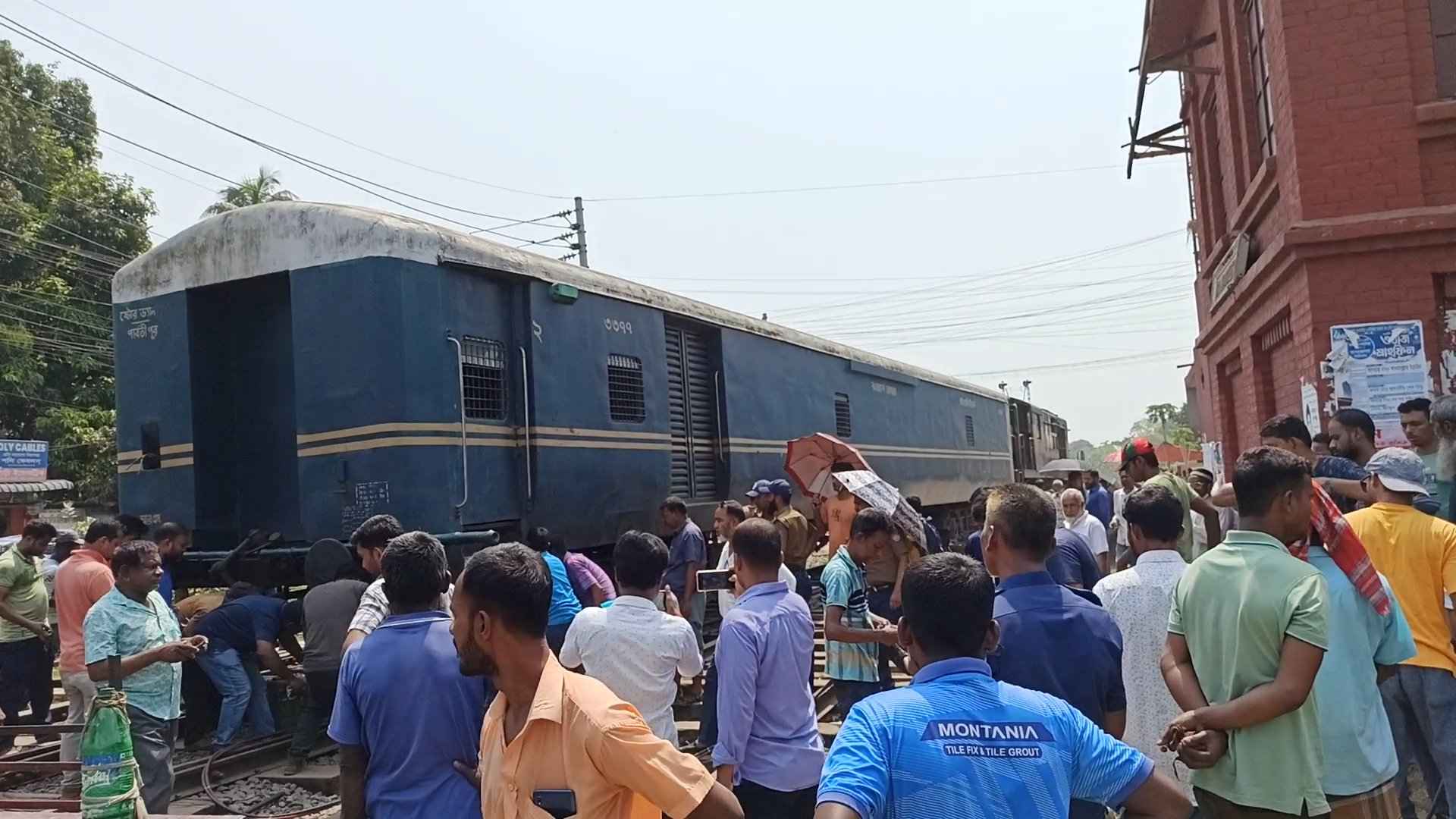 ৩ ঘণ্টা পর রাজবাড়ীতে ট্রেন চলাচল স্বাভাবিক