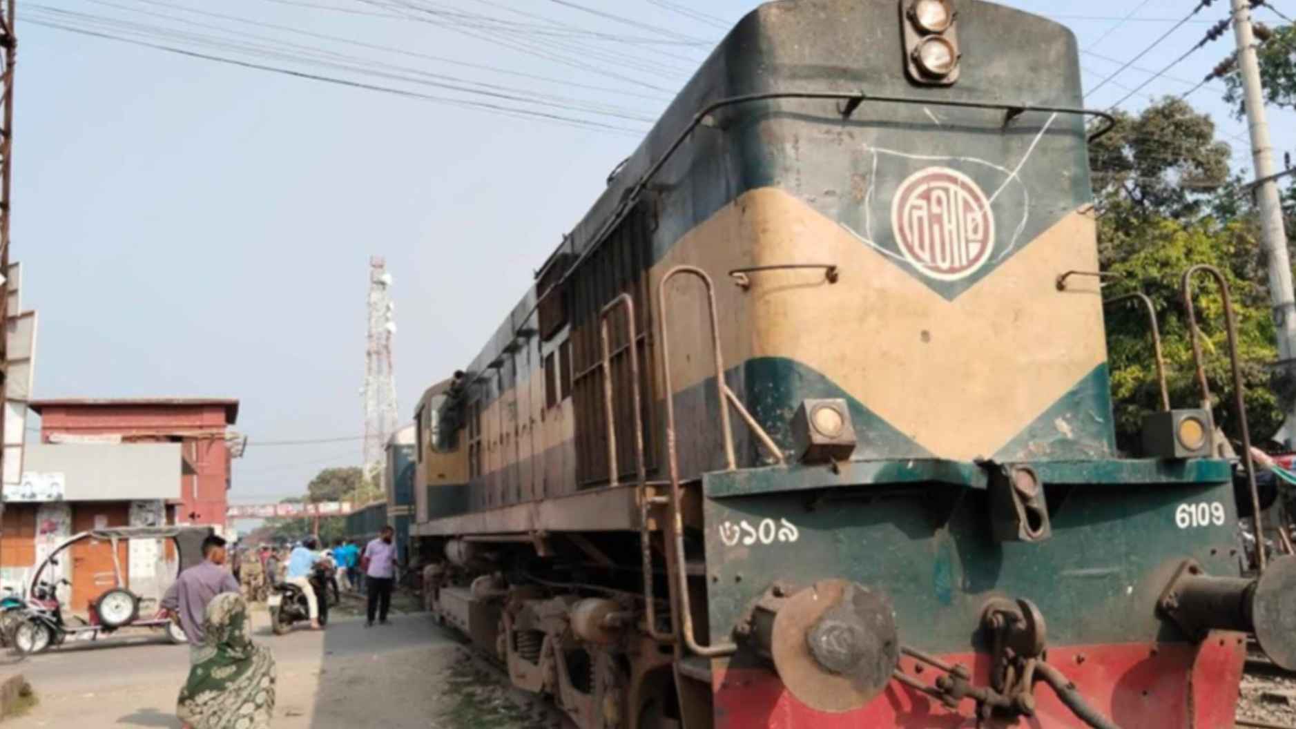 রাজবাড়ীতে ট্রেন লাইনচ্যুত, রেল যোগাযোগ বন্ধ