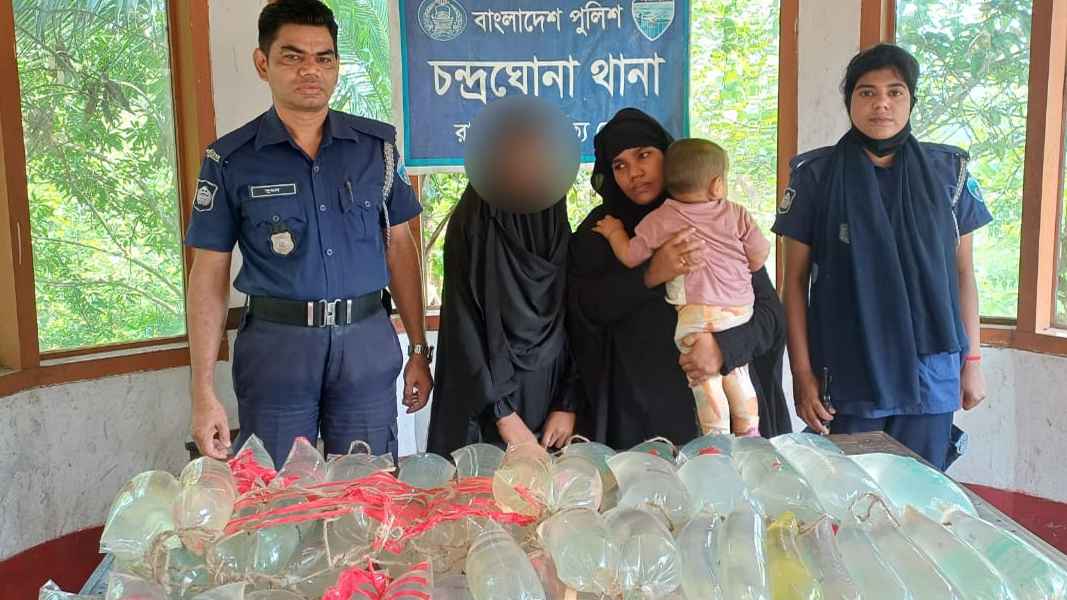 সন্তান কোলে নিয়ে দুই বোনের মদ পাচার