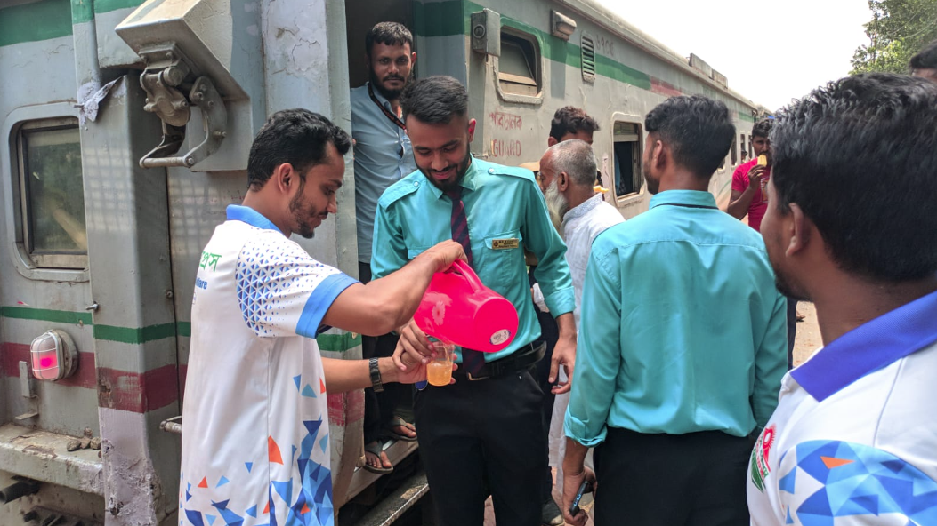  ব্রাহ্মণবাড়িয়ায় ট্রেনযাত্রীরা পেল শরবত, পানি ও স্যালাইন