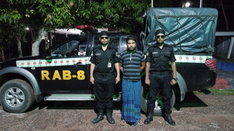 স্কুলছাত্রীকে ধর্ষণের অভিযোগে শিক্ষক গ্রেফতার