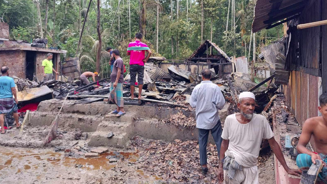আগুনে পুড়ল ৩টি বসতঘর