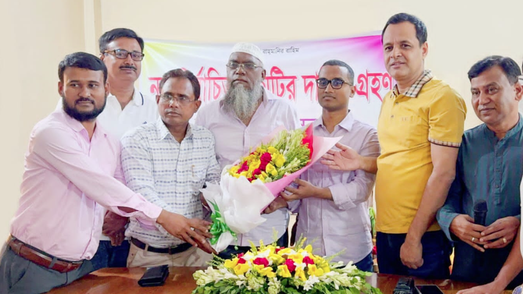 নবাবগঞ্জ প্রেসক্লাবের নতুন কমিটির দায়িত্ব গ্রহণ