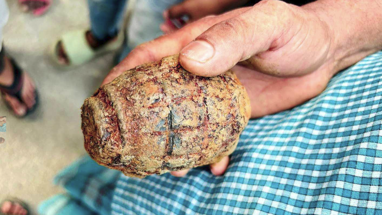 বীর মুক্তিযোদ্ধার কবর খুঁড়তে গিয়ে পাওয়া গেল গ্রেনেড সদৃশ বস্তু