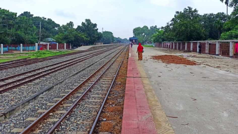 গরুকে ঘাস খাওয়াতে গিয়ে ট্রেনে কাটা পড়ে বৃদ্ধের মৃত্যু