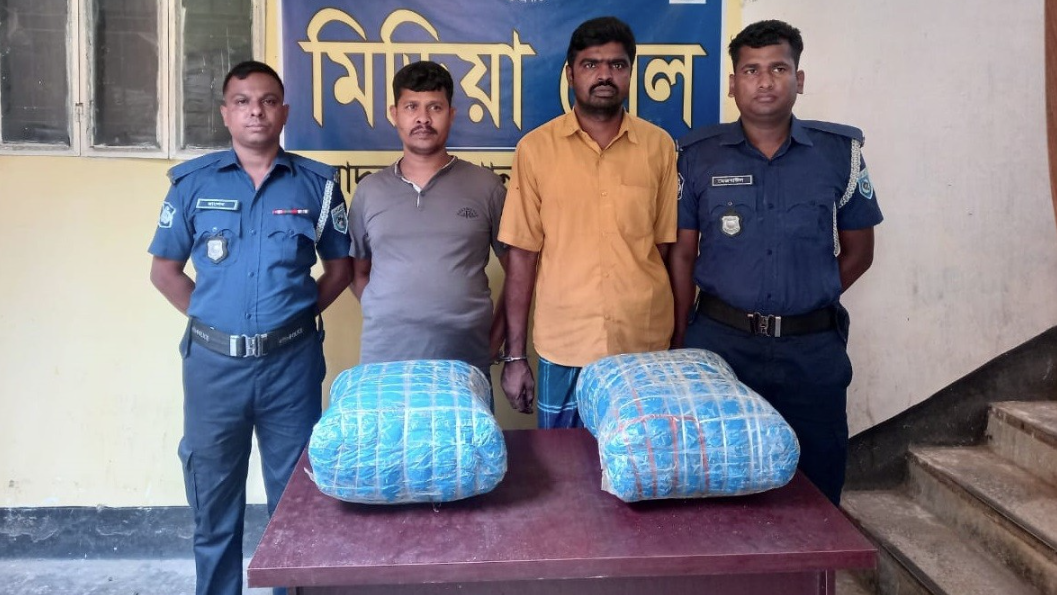 সাদুল্লাপুরে পাথরবোঝাই ট্রাকে মিলল ২০ কেজি গাঁজা, গ্রেফতার ২