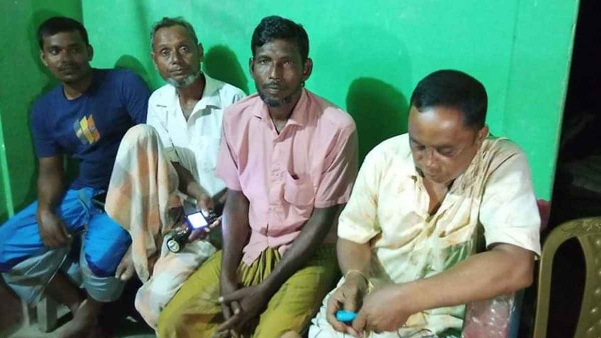 প্রার্থীর পক্ষে টাকা বিতরণের অভিযোগে প্রিজাইডিং অফিসারসহ আটক ৪