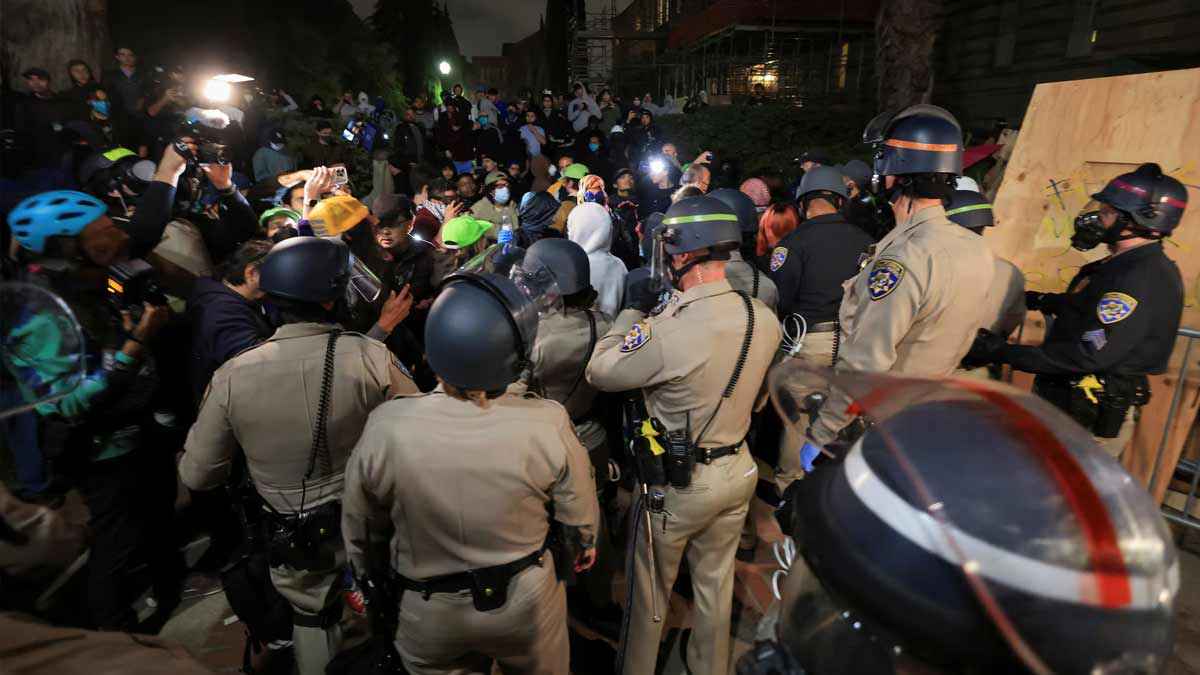 আমেরিকার বিশ্ববিদ্যালয়গুলোতে দাঙ্গা পুলিশ মোতায়েন