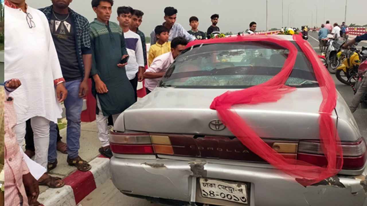 কুষ্টিয়ায় বিয়ের গাড়িতে হামলা
