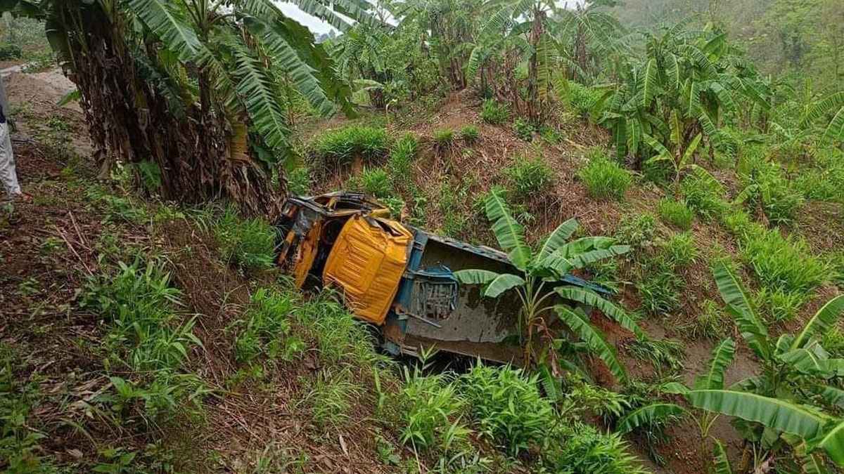 বাঘাইছড়িতে বালিবোঝাই ট্রাক উল্টে নিহত ১