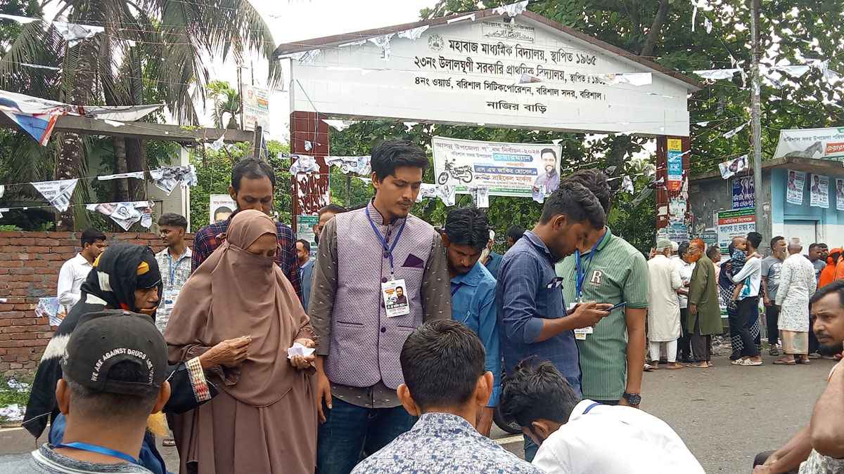 বরিশালে ৩৫ দশমিক ৮ ও বাকেরগঞ্জে ২৬ দশমিক১৫ শতাংশ ভোট গ্রহণ