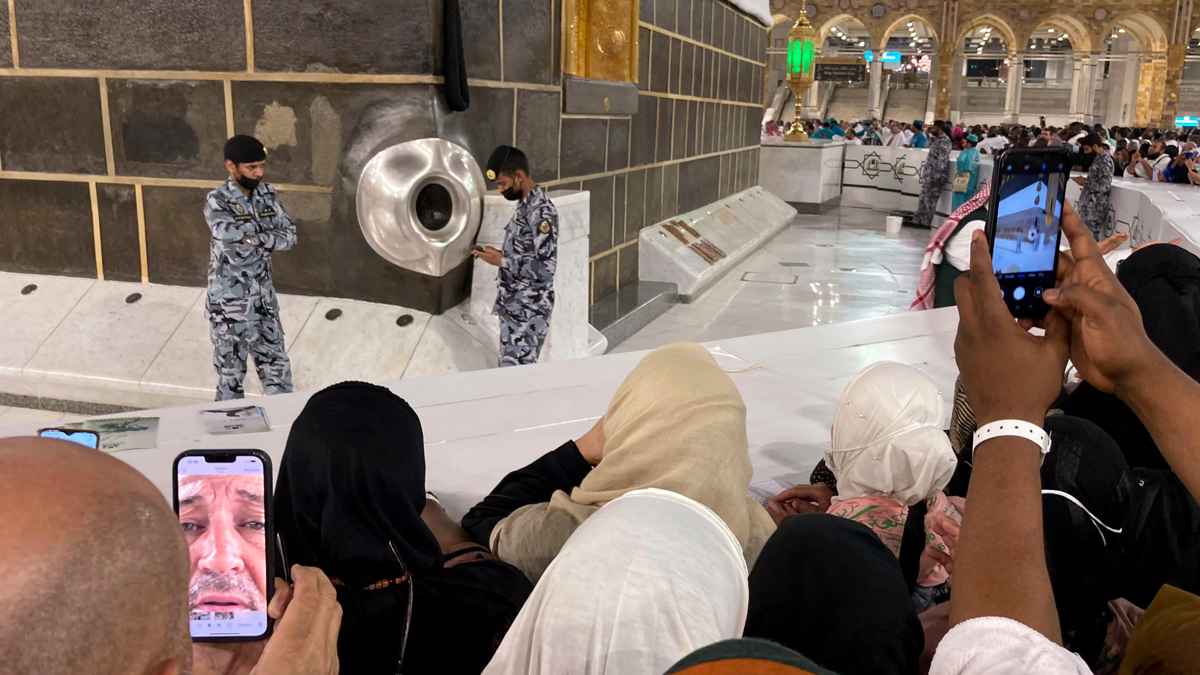 হাজরে আসওয়াদকে ইশারায় চুম্বনের নিয়ম