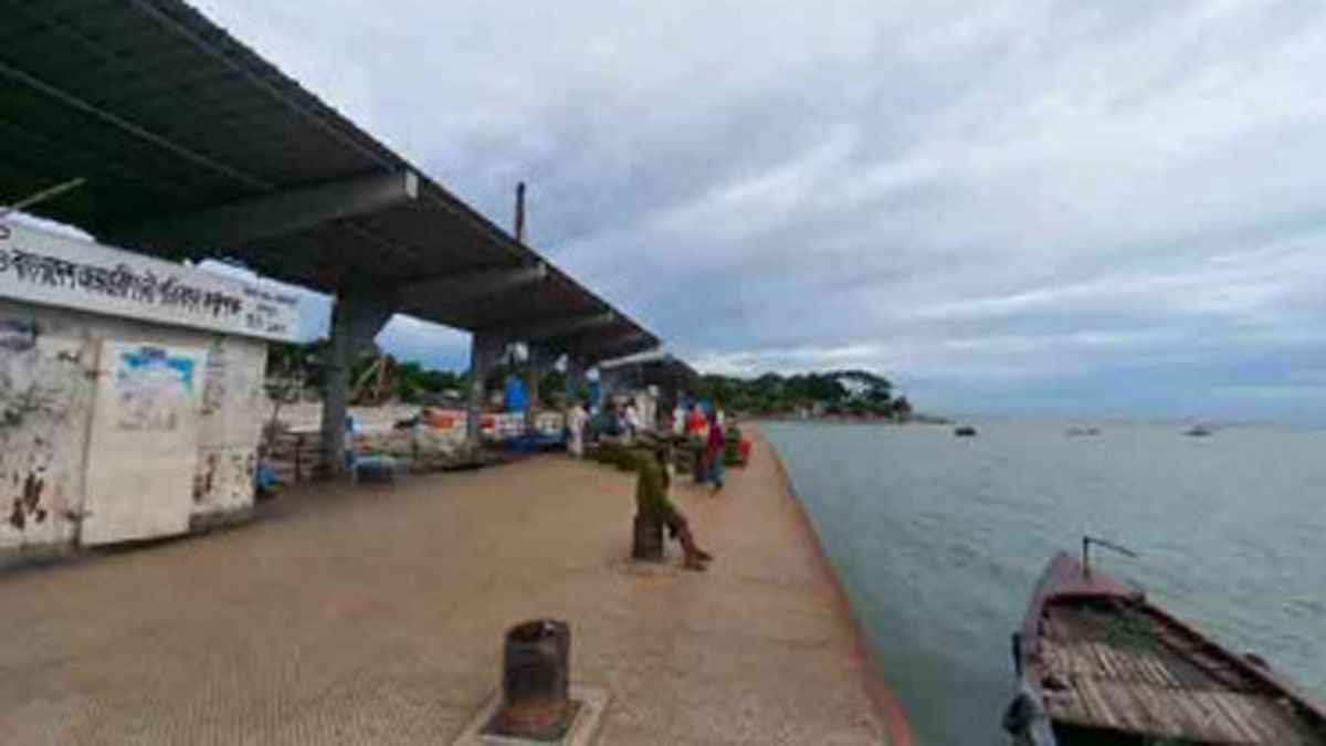 চাঁদপুর-ঢাকা রুটে সব ধরনের নৌযান চলাচল বন্ধ