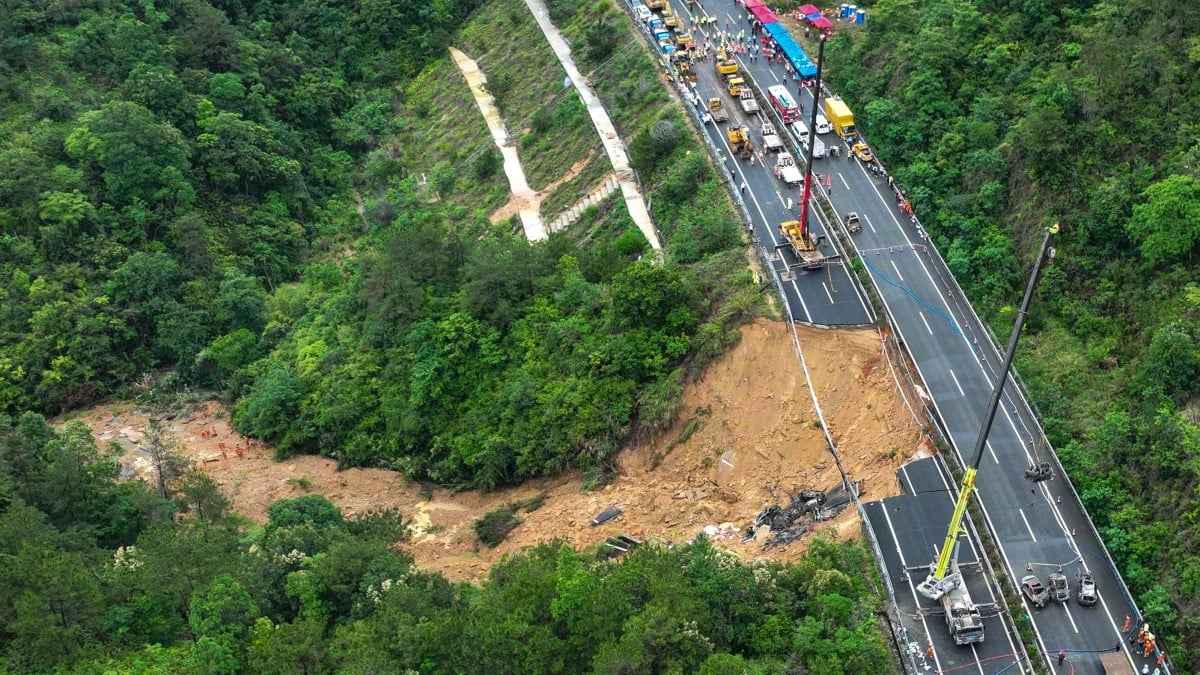 চীনে সড়ক ধসে ৩৬ জন নিহত