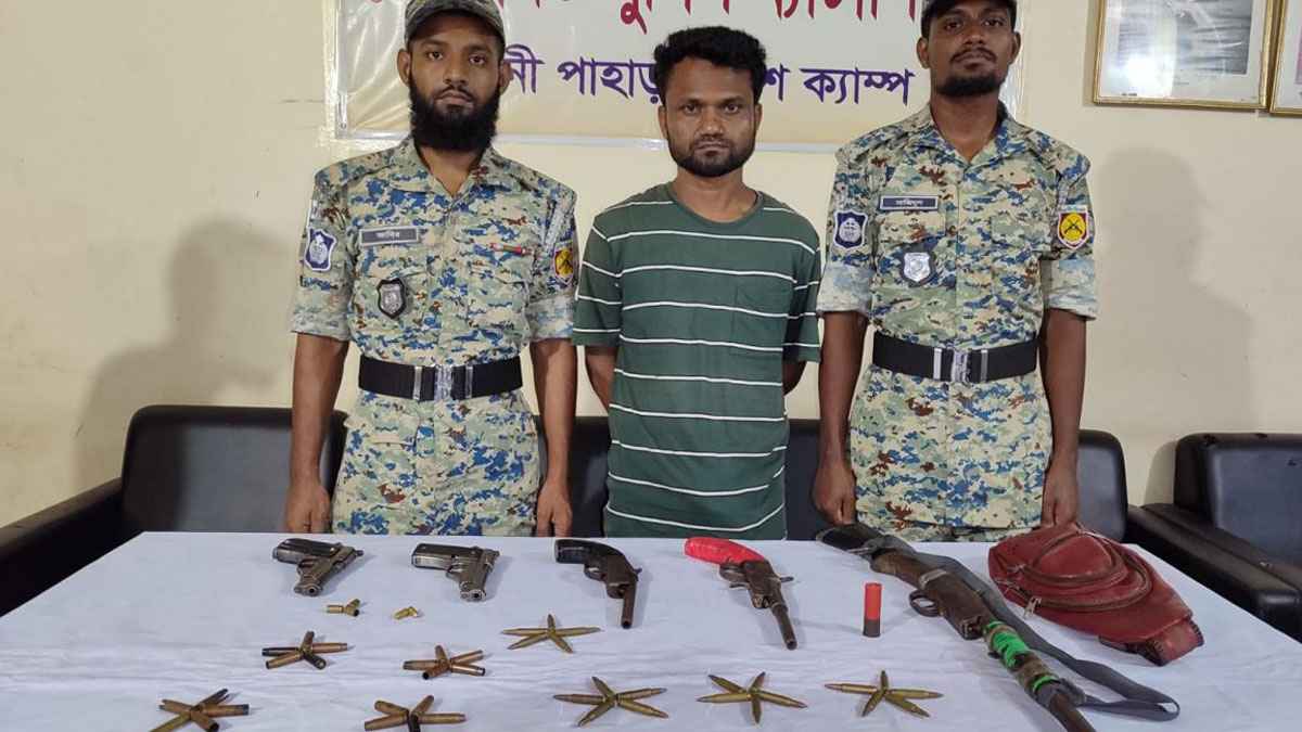 রোহিঙ্গা ক্যাম্পে বিপুল পরিমাণ অস্ত্র-গুলিসহ আরসা সন্ত্রাসী গ্রেফতার