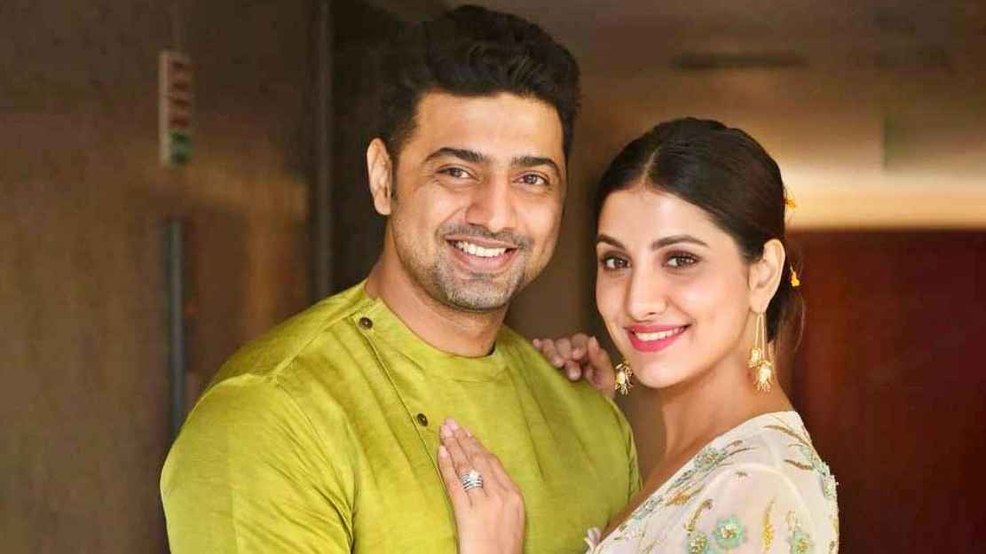 প্রেমিকা রুক্সিনী নন, দেবের গলায় মালা দিলেন অন্য নারী