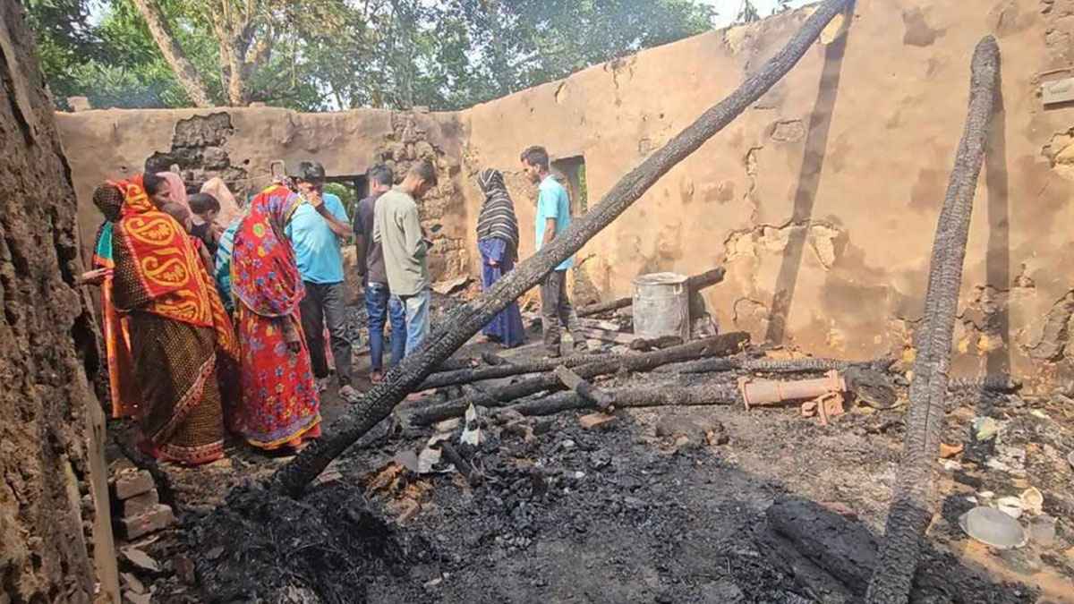 বজ্রপাতে বসতঘরে আগুন, প্রাণ গেল মা-ছেলের