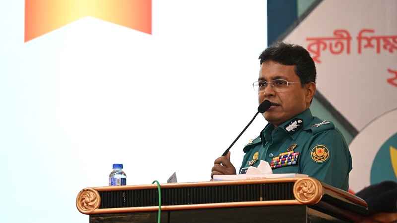 পুলিশকে ২৪ ঘণ্টা জনগণের সেবায় নিয়োজিত থাকতে হয়: ডিএমপি কমিশনার