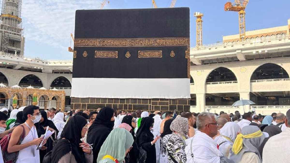 তাওয়াফের সময় পিরিয়ড শুরু হলে করণীয়