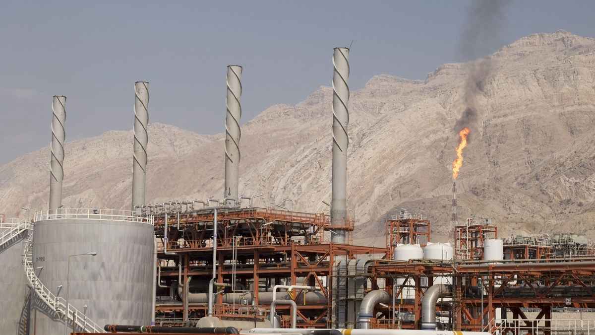 নিষেধাজ্ঞা মোকাবিলায় ইরানকে যেভাবে সাহায্য করছে চীন