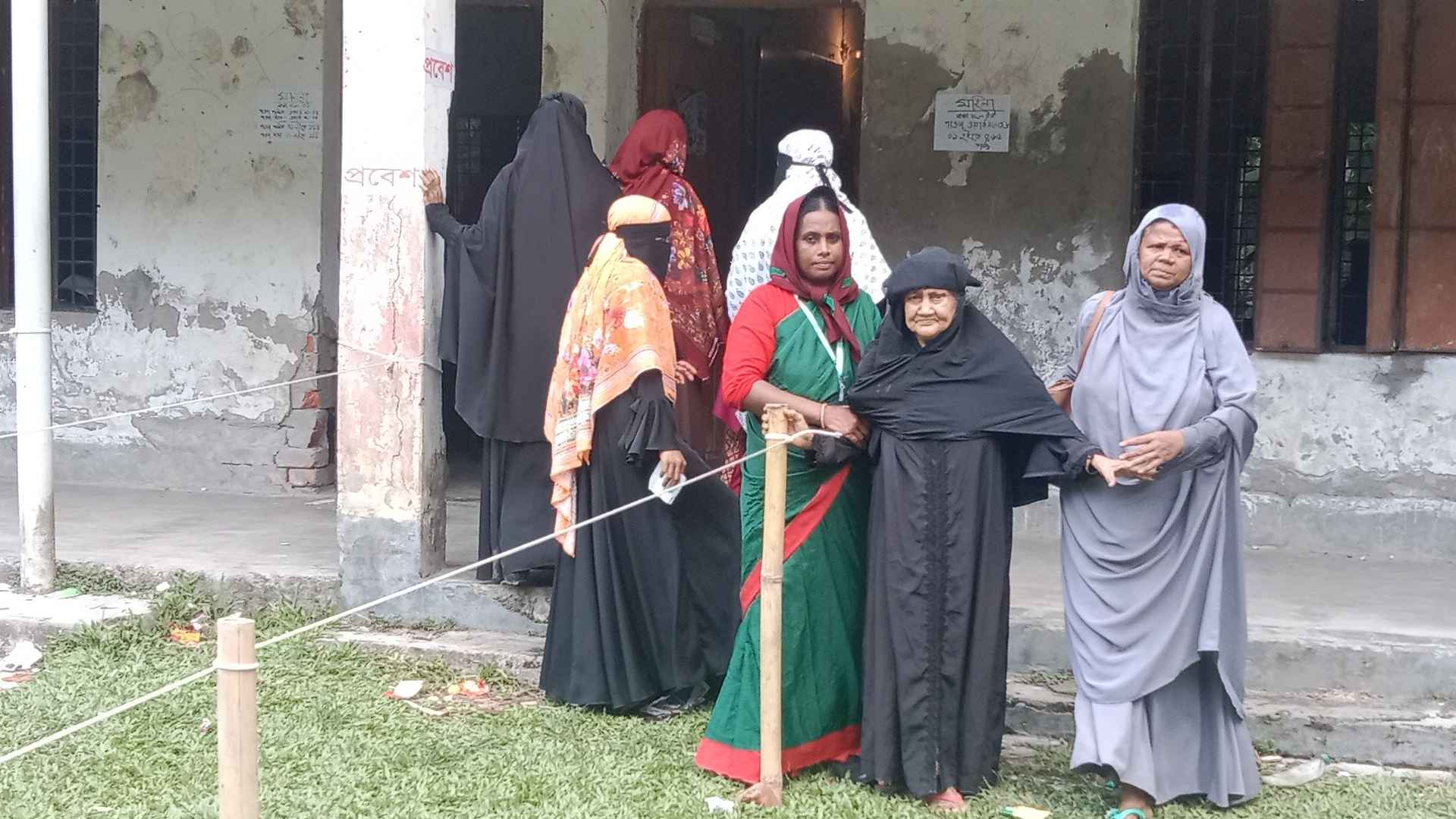 মেয়ের হাতধরে ভোট দিলেন ৭৫ বয়সী কামরুন্নাহার