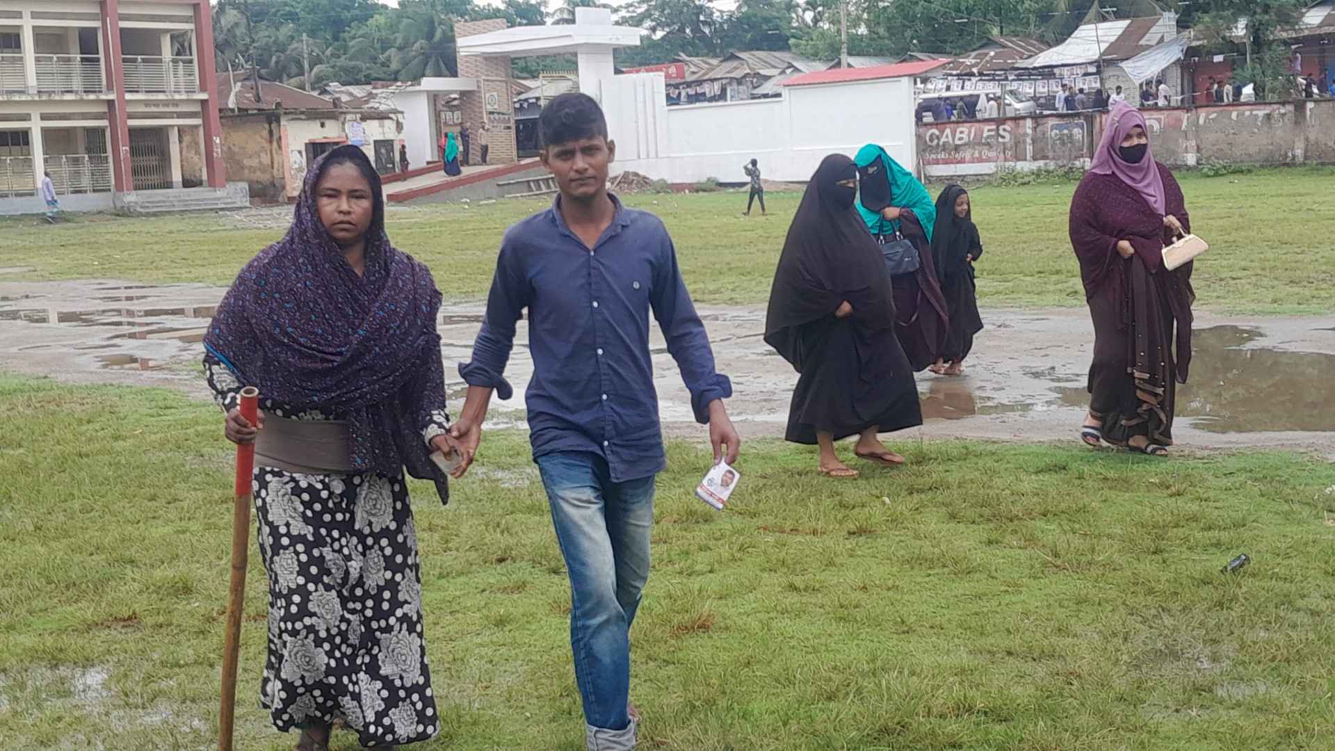 কোমর ভাঙা, তবুও লাঠিতে ভর করে ভোট দিলেন শাহিনুর