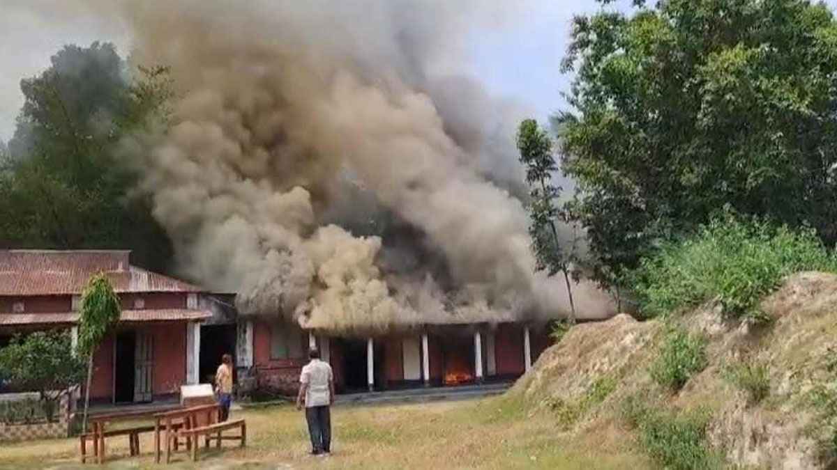 লালমনিরহাটে স্কুলে আগুন, আসবাবপত্র পুড়ে ছাই