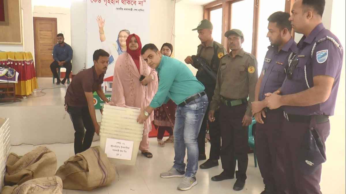 মাদারীপুরের ২ উপজেলায় পৌঁছে গেছে নির্বাচনী সরঞ্জাম