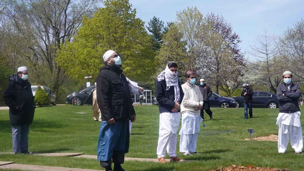 দাফন শেষে যে আমলের কথা হাদিসে আছে