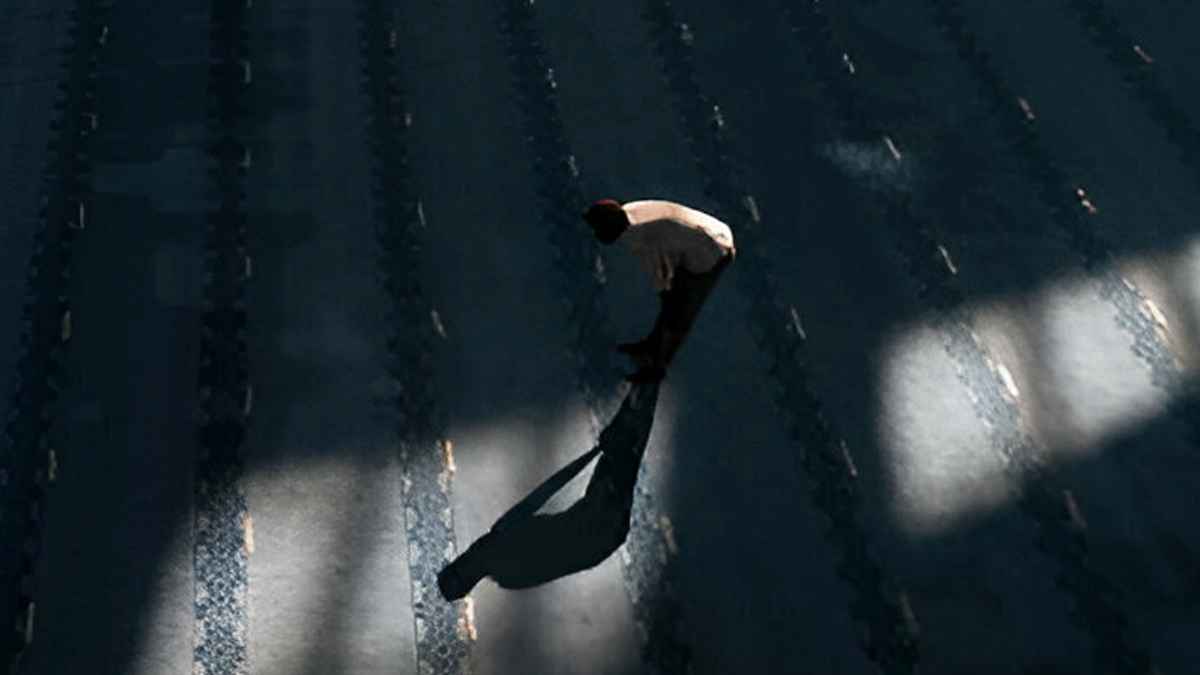 ইমামের কেরাত অশুদ্ধ হলে পেছনে দাঁড়িয়ে একাকী নামাজ পড়া যাবে?