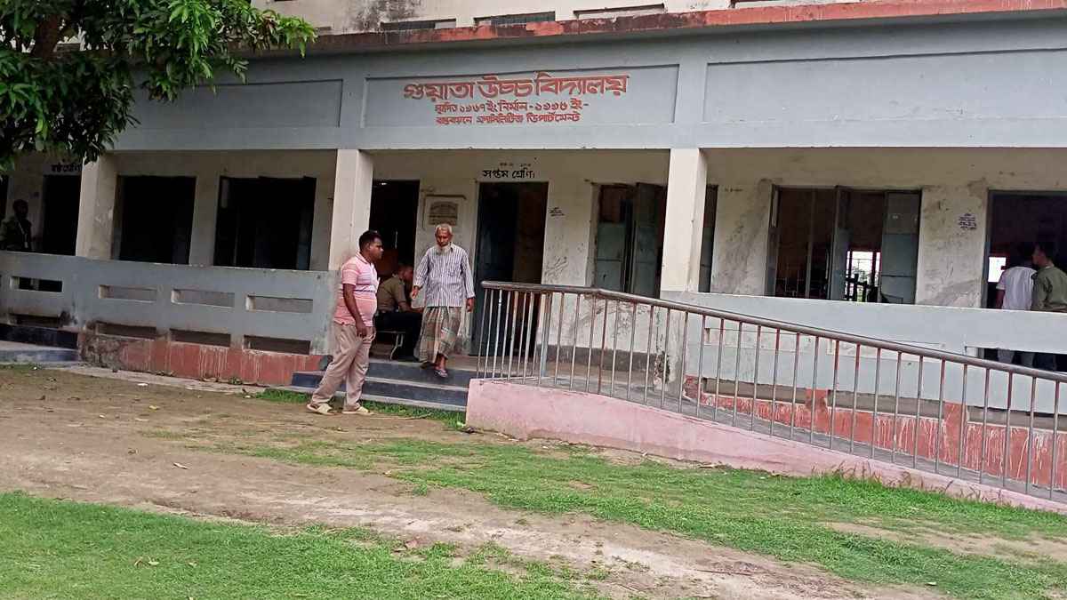 নওগাঁয় ভোট কেন্দ্র ফাঁকা, ২ ঘণ্টায় পড়েছে ১৩২ ভোট