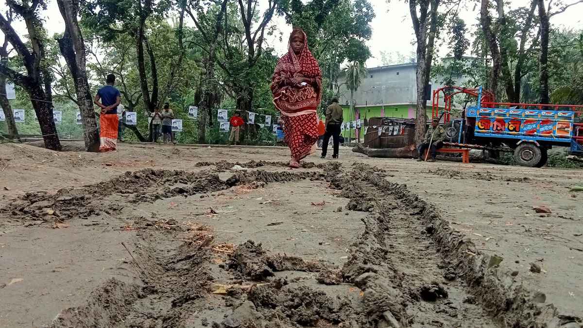 কাঁদা মাড়িয়ে ভোট কেন্দ্রে আসছেন ভোটাররা