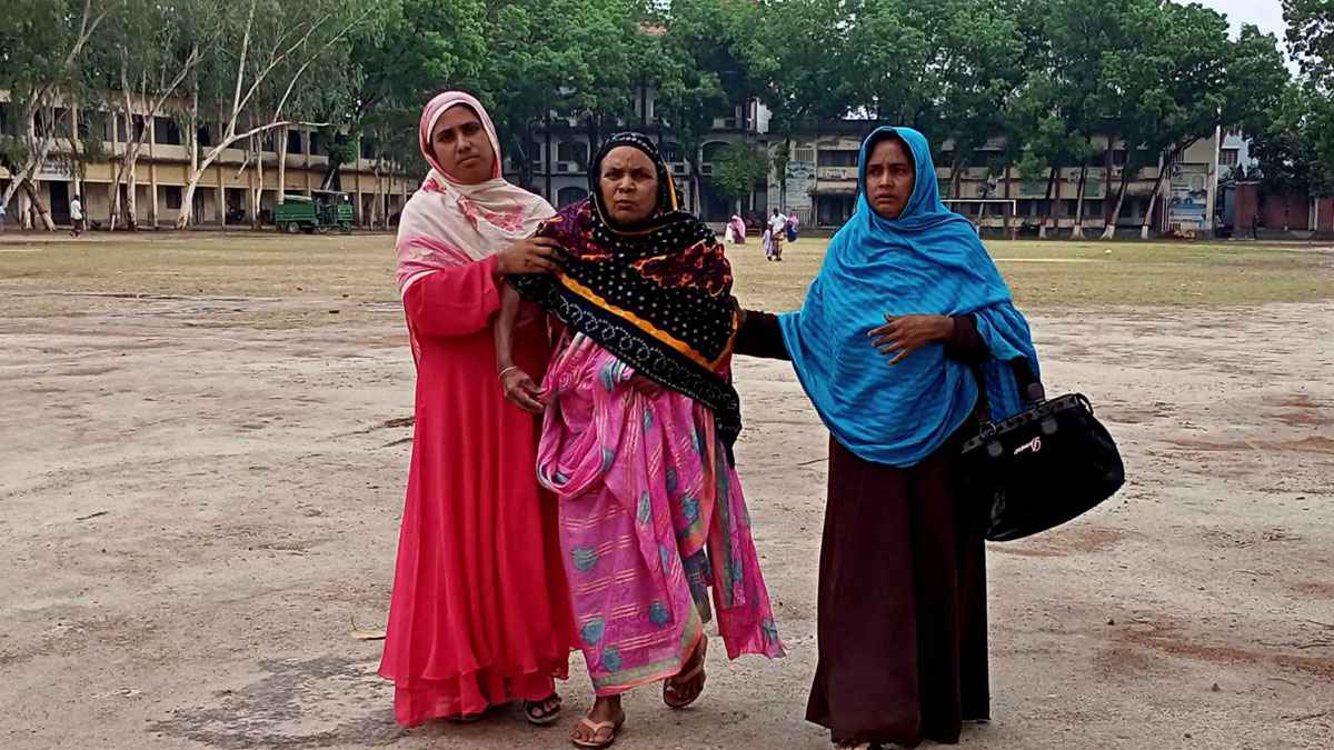 নাত বউয়ের সাহায্য নিয়ে ভোট দিলেন ৭০ বছরের তাহেরা খাতুন