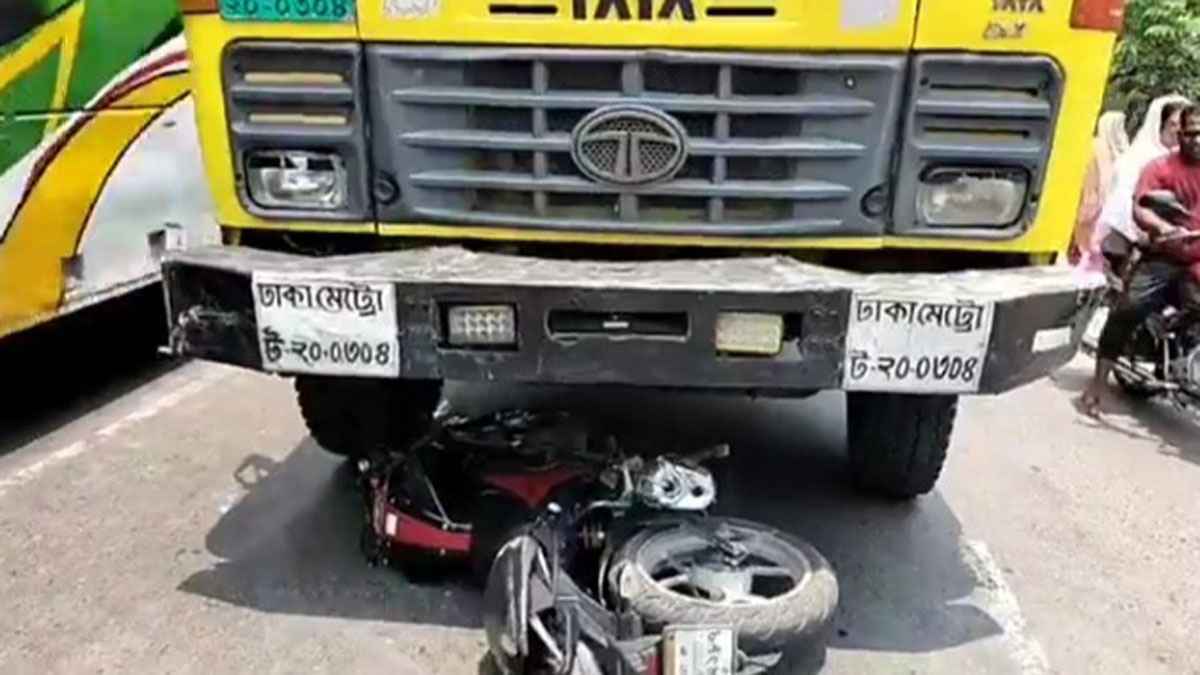 চলন্ত মোটরসাইকেলে মোবাইলে কথা বলতে গিয়ে প্রাণ গেল যুবকের