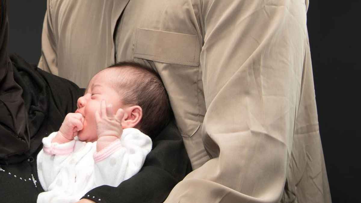 নবজাতকের কানে আজান-ইকামত দেওয়ার নিয়ম