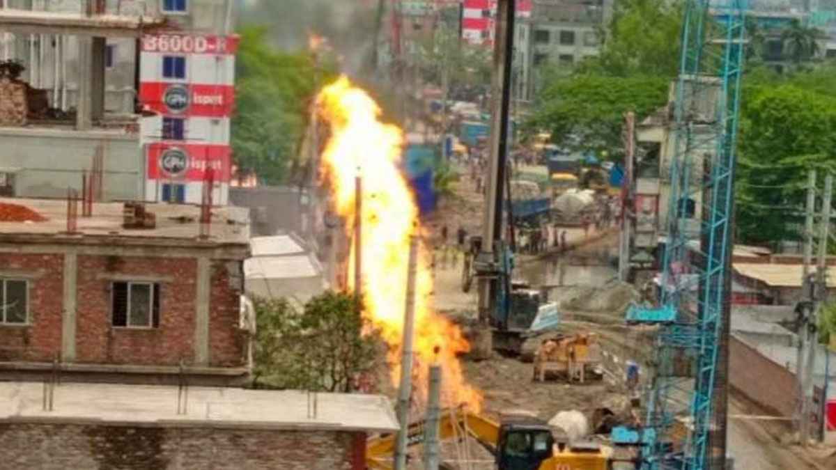 ফতুল্লায় গ্যাসলাইনের আগুন নিয়ন্ত্রণে