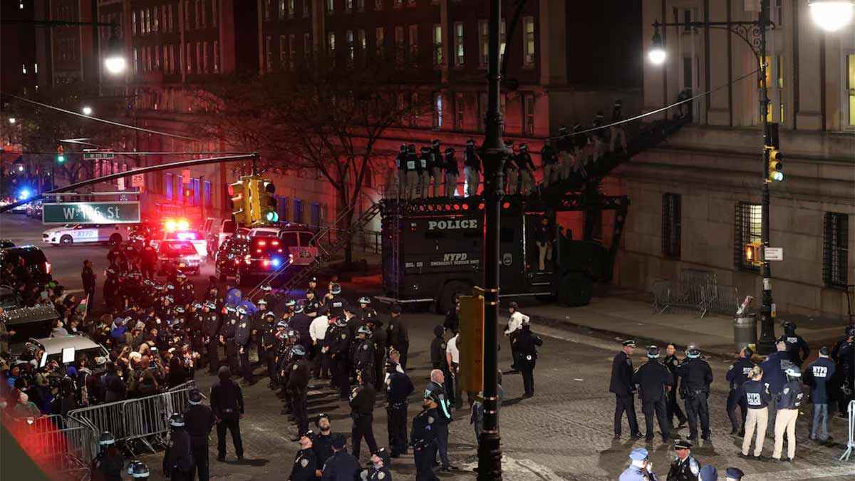 বিক্ষোভ দমনে কলম্বিয়া বিশ্ববিদ্যালয়ে প্রবেশ করেছে পুলিশ