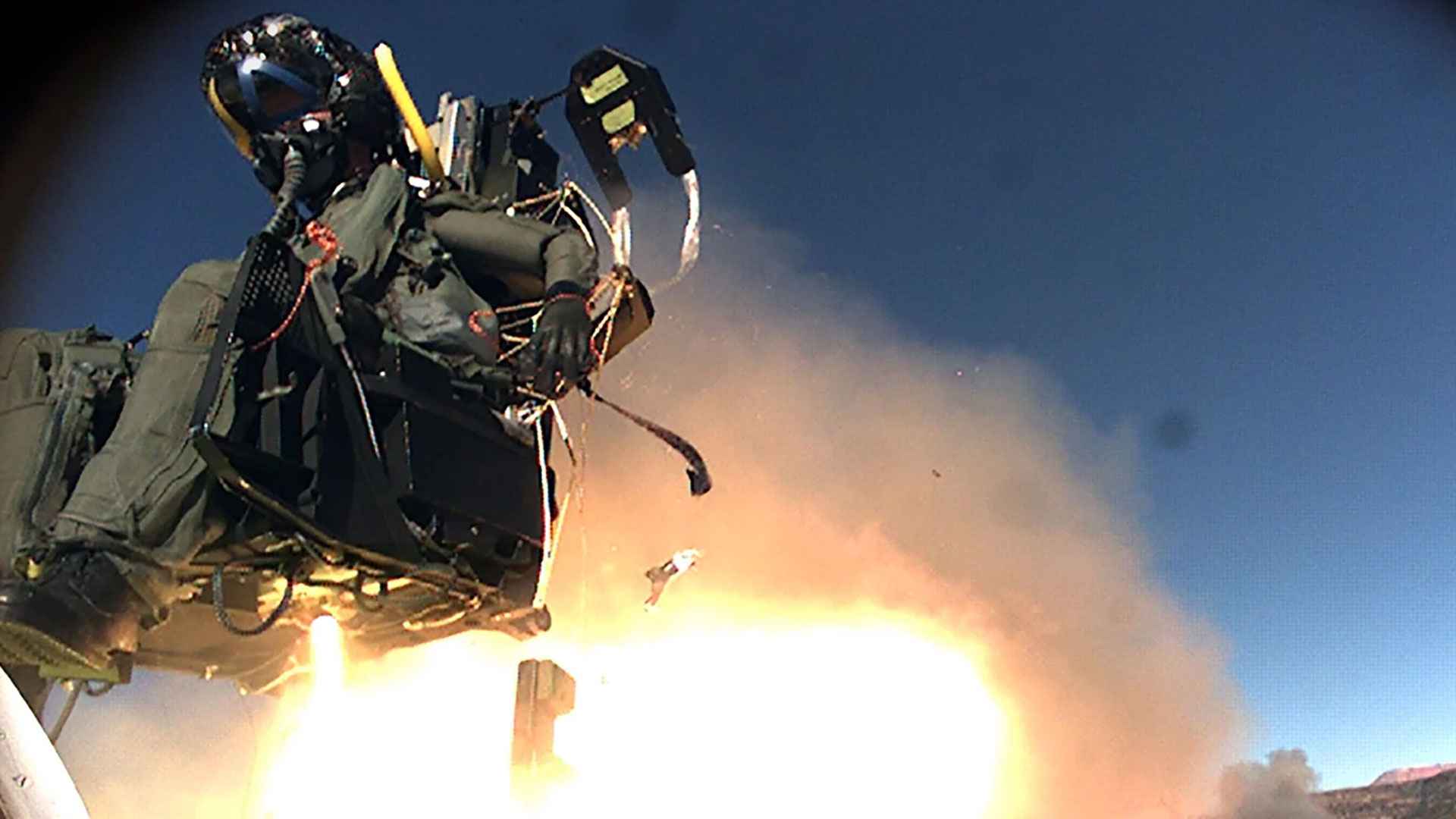 বিমান বিধ্বস্ত হলে পাইলট কীভাবে রক্ষা পান?