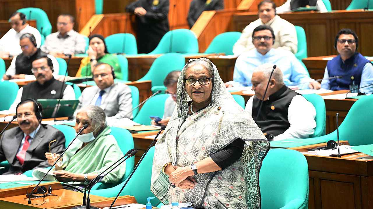 ‘গ্রামে নিজেরা উৎপাদন করছেন যারা, তাদের খুব একটা কষ্ট নেই’