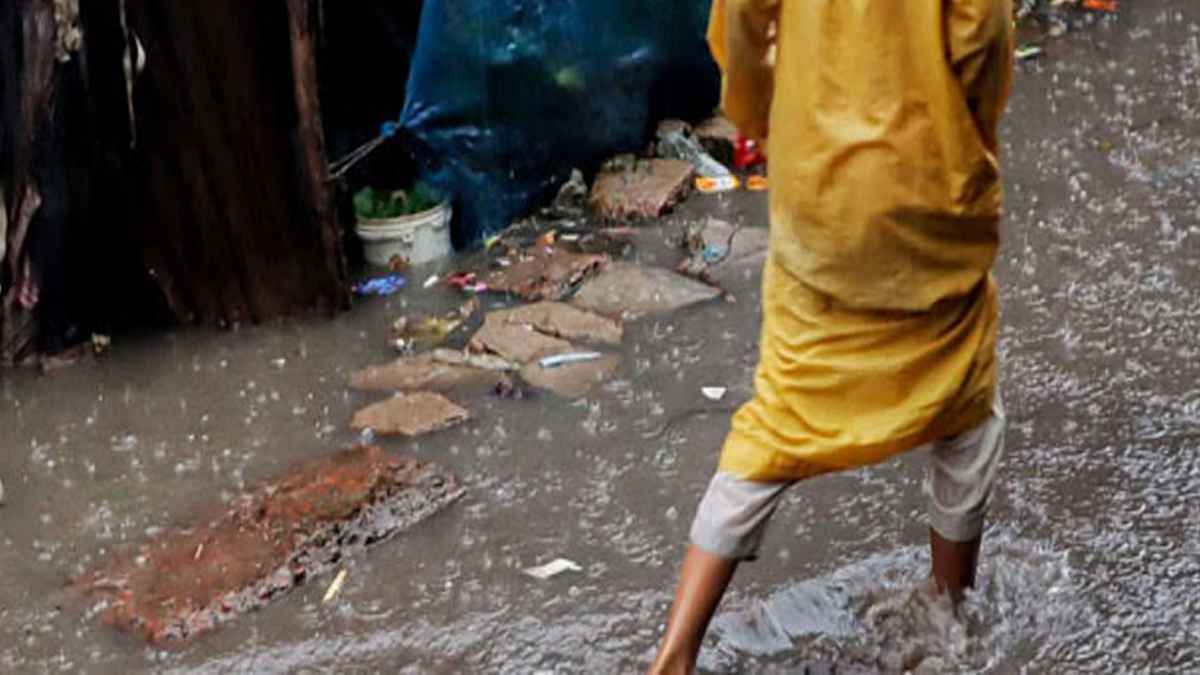 রাস্তার ময়লা পানি কাপড়ে লাগলে নামাজ পড়া যাবে?