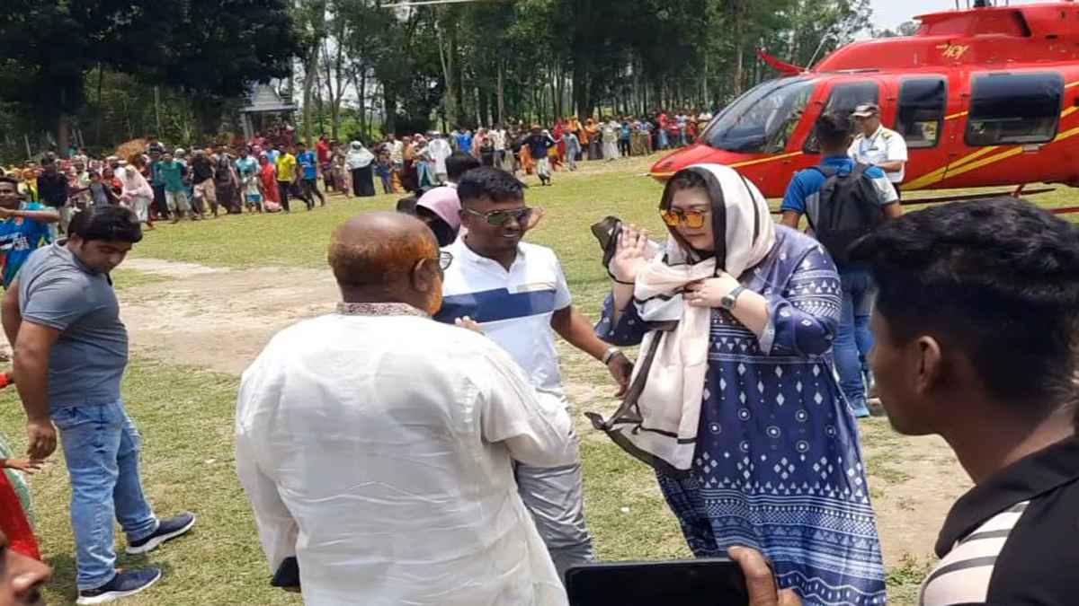 স্ত্রীকে নিয়ে হেলিকপ্টারে বাড়ি ফিরলেন সিঙ্গাপুর প্রবাসী