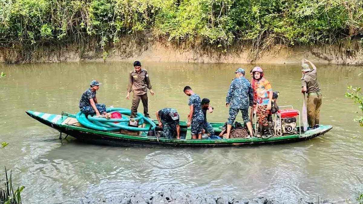 সুন্দরবনের আগুন নিয়ন্ত্রণে ৫ বাহিনী, জোয়ারের অপেক্ষা