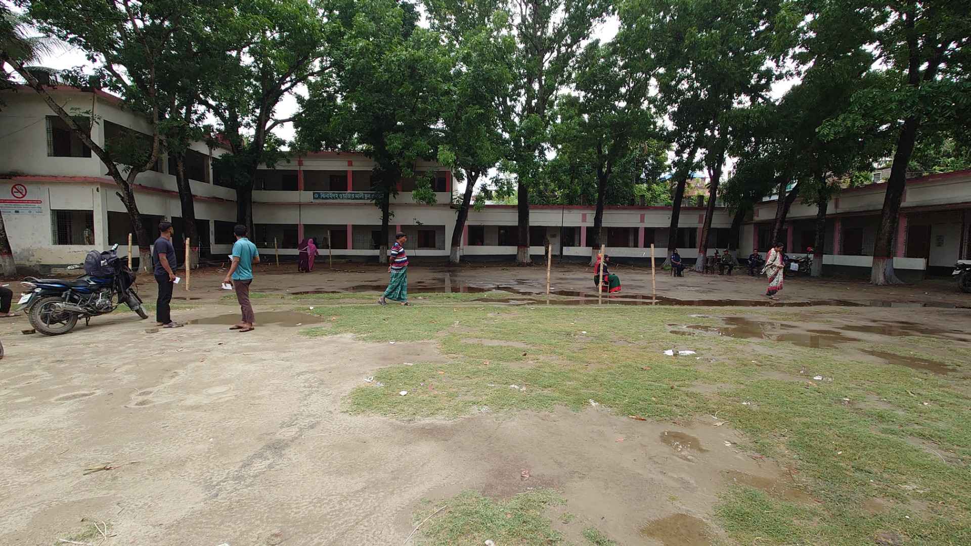 ঝিনাইদহে সকাল থেকে ভোটার উপস্থিতি কম